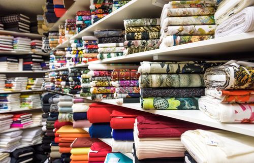 织物和纺织品的卷在工厂商店